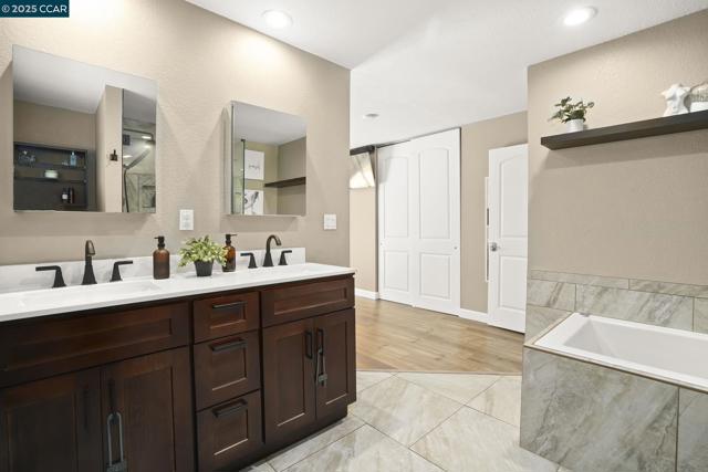 3979 Beechwood Court, Concord CA: https://media.crmls.org/mediaz/2e645360-3834-4e64-985d-313fd6a77e18.jpg