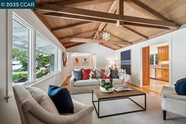 3159 Lucas Dr, Lafayette CA: https://media.crmls.org/mediaz/2e647022-5d1e-4daa-879c-03ebeed28b11.jpg