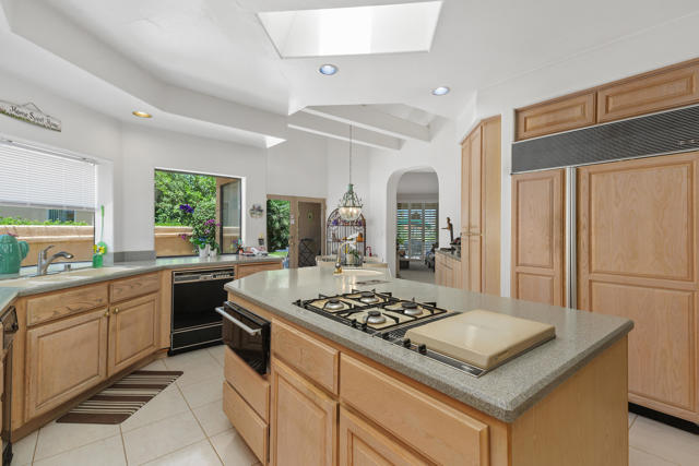 346 Crest Lake Drive, Palm Desert CA: https://media.crmls.org/mediaz/2e64a581-7438-4d25-817e-b0c9c762d081.jpg