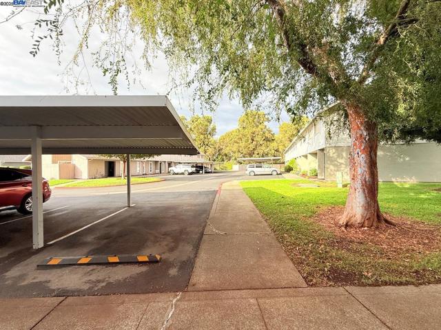 68 El Toro Ct, Fairfield CA: https://media.crmls.org/mediaz/2e65ecca-a77d-4201-a9a7-33f9b4ab249a.jpg