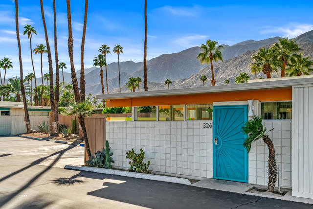 1111 E Palm Canyon Drive, Palm Springs CA: https://media.crmls.org/mediaz/2e66411d-3950-4d92-8046-036352f5d400.jpg