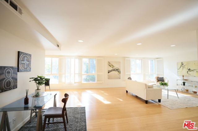 4407 Francis Avenue, Los Angeles CA: https://media.crmls.org/mediaz/2e66c053-1b63-4587-8e67-04fa4845c04c.jpg
