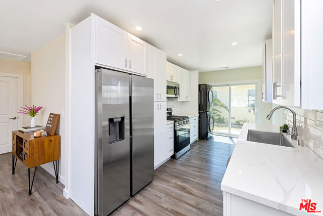 3653 Falcon Avenue, Long Beach CA: https://media.crmls.org/mediaz/2e66f6ef-867b-41ed-8eff-f68572d45cbf.jpg