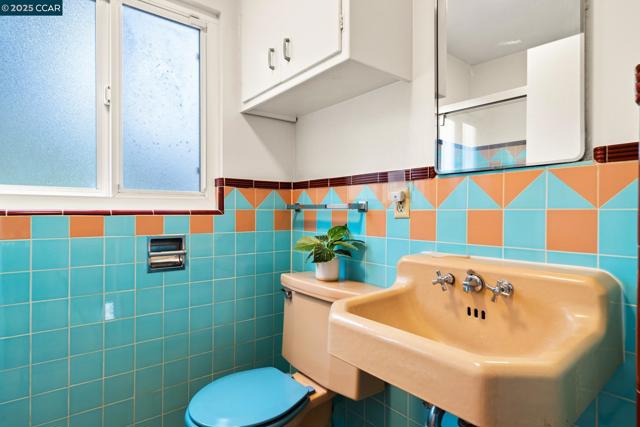 1232 E 20Th St, Oakland CA: https://media.crmls.org/mediaz/2e671df8-a7e5-4c61-9726-4abdfc3d0a36.jpg