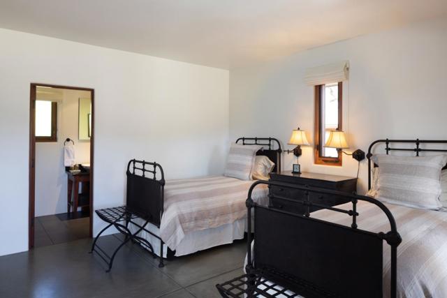 18 Touche, Carmel CA: https://media.crmls.org/mediaz/2e675feb-3207-4538-a4dc-11044cacba6f.jpg