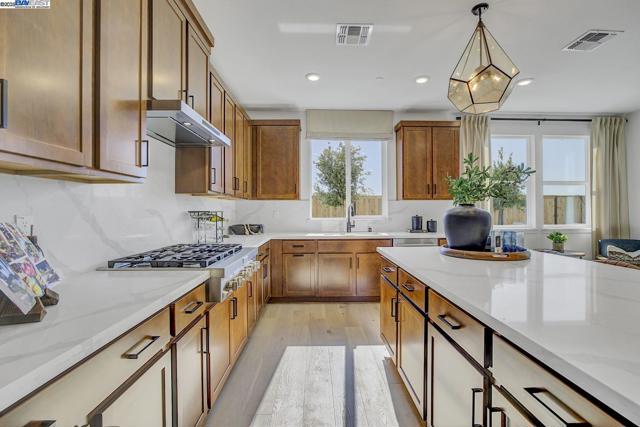 319 W Calabria Drive, Mountain House CA: https://media.crmls.org/mediaz/2e67dc9f-66f6-40ed-b3c6-5fd00d670d16.jpg