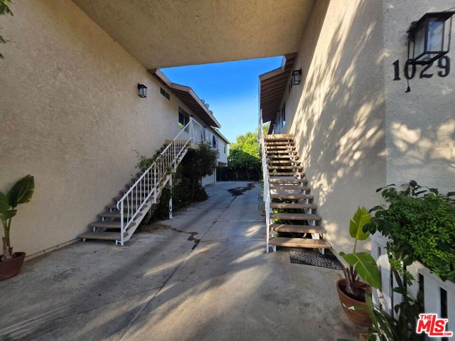1029 Pleasantview Avenue, Venice CA: https://media.crmls.org/mediaz/2e67eb7a-fbfe-4780-80bd-e1af223baf30.jpg
