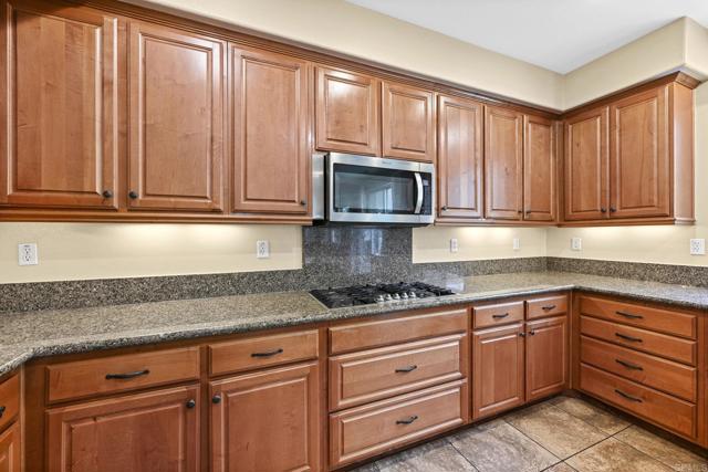 32066 Red Mountain Way, Temecula CA: https://media.crmls.org/mediaz/2e69804e-5e1a-4e50-bf0a-b244a881f4e7.jpg