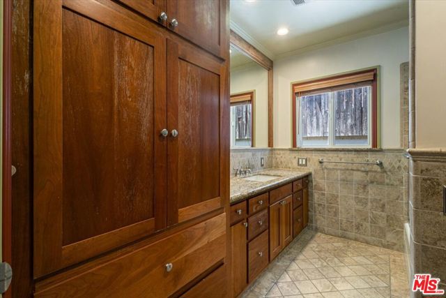 4385 Camellia Avenue, Studio City CA: https://media.crmls.org/mediaz/2e69e482-d103-4782-a5d9-4b3948aa170d.jpg