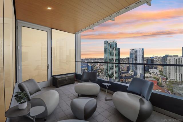 888 W E St, San Diego CA: https://media.crmls.org/mediaz/2e69ef17-4415-499e-87f8-6d90bd043dea.jpg