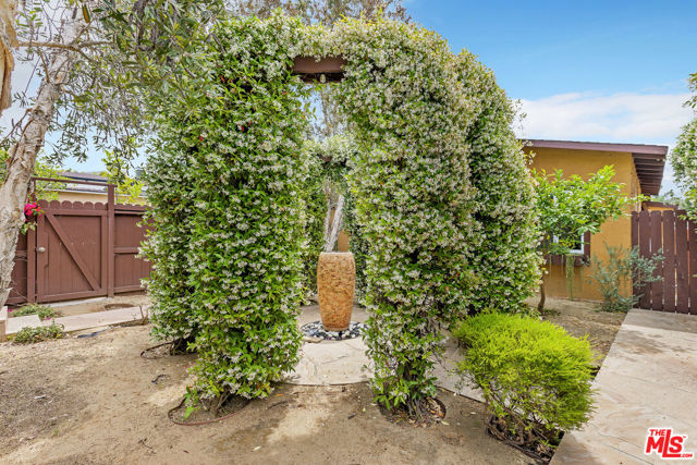 718 Vernon Avenue, Venice CA: https://media.crmls.org/mediaz/2e6a4fe0-e420-418f-a57d-c65d8f38a6bb.jpg