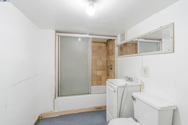 2530 Market St, Oakland CA: https://media.crmls.org/mediaz/2e6a6d11-4f8b-42a1-9f89-a4a9a3f2d5ce.jpg