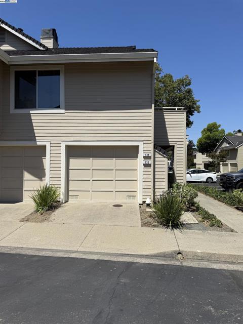 132 Crosswind Court, Hercules CA: https://media.crmls.org/mediaz/2e6b0e72-bb4b-448a-8ad7-494be28e4722.jpg