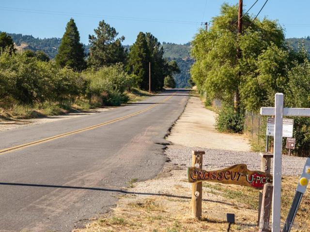 1209 Farmer Road, Julian CA: https://media.crmls.org/mediaz/2e6b65ac-afbf-4458-8dec-1273ee52b633.jpg