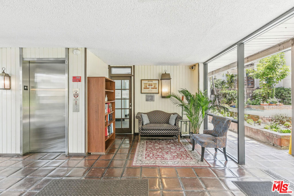 https://media.crmls.org/mediaz/2e6bbbe4-eae1-4b12-bc0c-60afab62bd3e.jpg?preset=X-Large