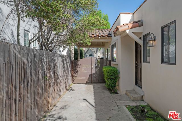 1147 S Point View Street, Los Angeles CA: https://media.crmls.org/mediaz/2e6bc7a3-0ed7-48f2-8bab-e0d433f40826.jpg