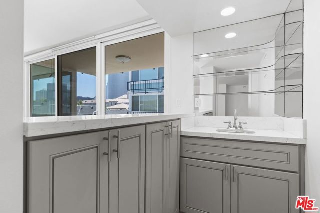 9950 Durant Drive, Beverly Hills CA: https://media.crmls.org/mediaz/2e6c212d-f84b-4a88-885f-e6ddf4af75d5.jpg