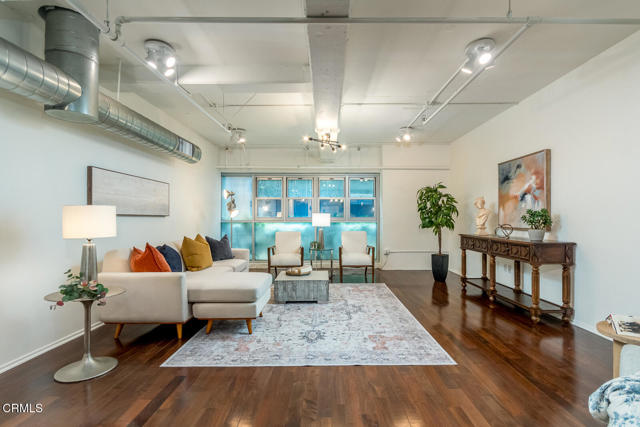 510 S Hewitt Street, Los Angeles CA: https://media.crmls.org/mediaz/2e6c588e-3952-462c-a325-4dab50712bc7.jpg