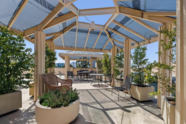 555 Laurel Avenue, San Mateo CA: https://media.crmls.org/mediaz/2e6c7f63-414b-44ac-b83a-08de38f4c283.jpg