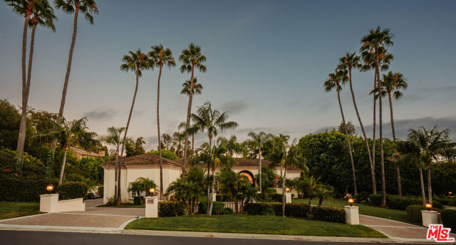 16727 Camino Sierra Del Sur Drive, Rancho Santa Fe CA: https://media.crmls.org/mediaz/2e6d779d-834a-41ee-a90b-27724c131e5b.jpg