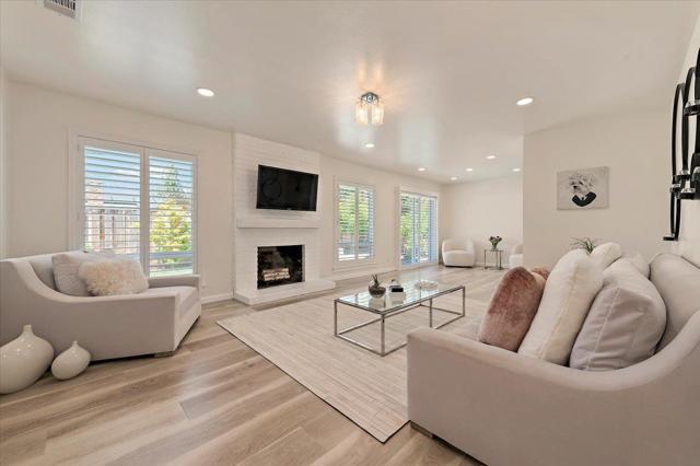 907 Bainbridge ct, Sunnyvale CA: https://media.crmls.org/mediaz/2e6e7919-ce6f-4418-8a0e-153ab42b91d2.jpg