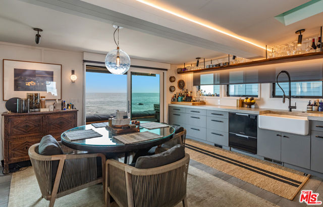 20762 Pacific Coast Highway, Malibu CA: https://media.crmls.org/mediaz/2e6ef1b9-67c3-44ef-bcc4-3dfd2eee089f.jpg