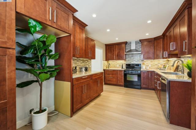 431 Alameda De Las Pulgas, Redwood City CA: https://media.crmls.org/mediaz/2e6f1b53-8b2b-4a0f-b1fb-336388c54432.jpg
