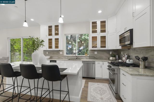 208 Valley View Pl, El Sobrante CA: https://media.crmls.org/mediaz/2e6f2dbd-3d49-4217-acb2-e3a5f2a1c7db.jpg