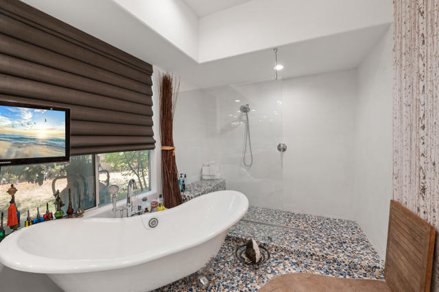 7 Chopin Court, Rancho Mirage CA: https://media.crmls.org/mediaz/2e6f5469-417b-4249-a3a2-155b9ad0f61c.jpg