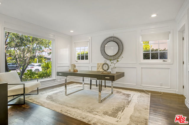 116 N Palm Drive, Beverly Hills CA: https://media.crmls.org/mediaz/2e706bd4-f06b-41d5-b3da-94a3c722db2d.jpg