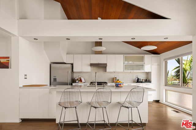 6624 Vista Del Mar, Playa del Rey CA: https://media.crmls.org/mediaz/2e7121d6-8ef1-4338-aa45-97cf7f577e3d.jpg