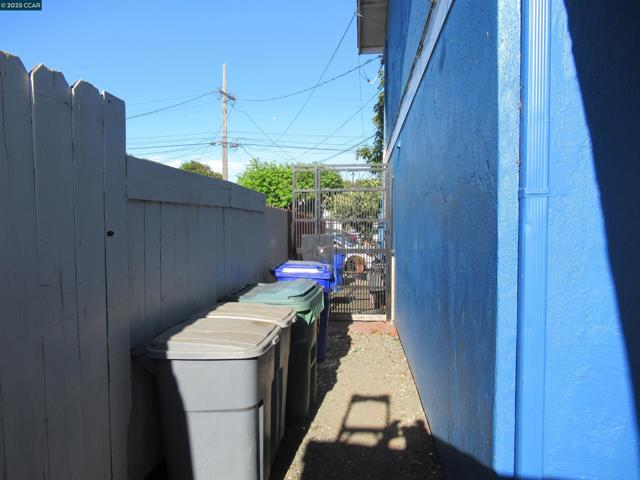 615 15Th St, Richmond CA: https://media.crmls.org/mediaz/2e71eb20-d3c6-48c5-8b23-8d556a603626.jpg