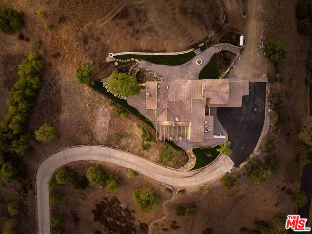 33239 Mulholland Highway, Malibu CA: https://media.crmls.org/mediaz/2e725b84-686a-4e6e-acc0-a12f156c3333.jpg