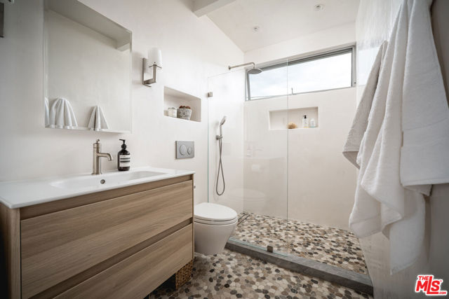1076 Cheltenham Road, Santa Barbara CA: https://media.crmls.org/mediaz/2e729e2d-35c0-4feb-ba54-83a874995ffd.jpg