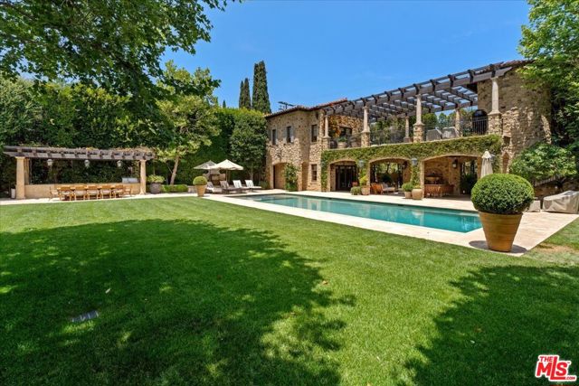 804 N Elm Drive, Beverly Hills CA: https://media.crmls.org/mediaz/2e72b296-c04c-4746-858f-5ba95b6afe4f.jpg