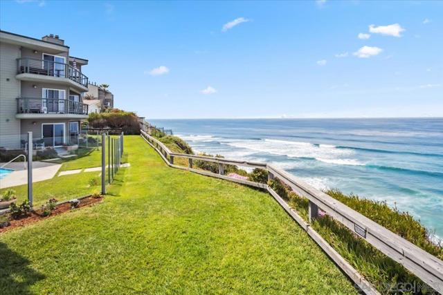 940 Sealane Dr, Encinitas CA: https://media.crmls.org/mediaz/2e72e560-1d9e-47e1-aeab-708e5a0d4ca8.jpg