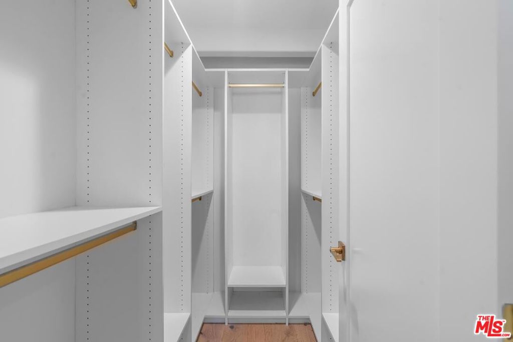 https://media.crmls.org/mediaz/2e73861d-efbf-45ec-91e8-f2f9de746811.jpg?preset=X-Large