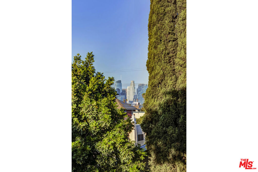 https://media.crmls.org/mediaz/2e746ce0-d8ad-4a0f-b11f-0149cb9d49fa.jpg?preset=X-Large