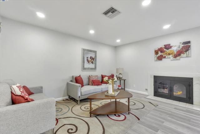 1896 San Vincente Dr, Concord CA: https://media.crmls.org/mediaz/2e74c956-d206-4173-b669-cecce03c37e1.jpg