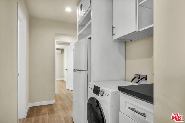 5137 1/2 Reynier Avenue, Los Angeles CA: https://media.crmls.org/mediaz/2e76769d-045a-44a1-9b65-ea696ef34114.jpg