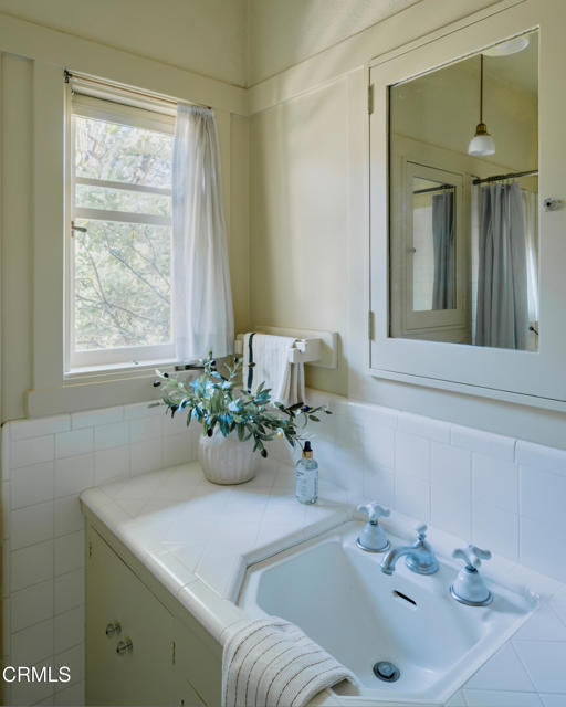 402 Lynn Drive, Ventura CA: https://media.crmls.org/mediaz/2e7727c4-b92a-4ffa-9246-1e199b8794f1.jpg