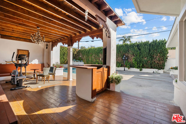 941 Yale Street, Santa Monica CA: https://media.crmls.org/mediaz/2e775085-136c-4e41-a0b0-2240edf2a6ff.jpg