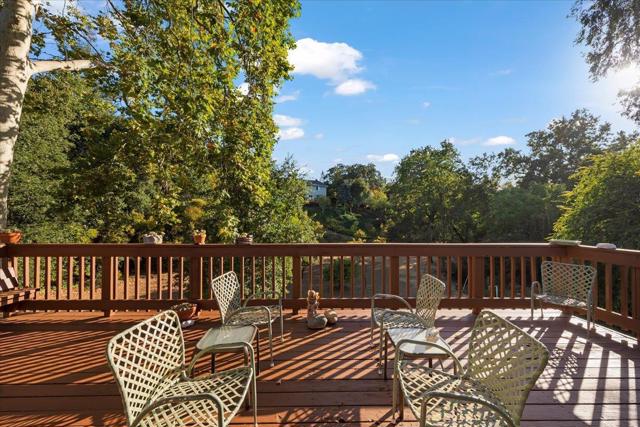 15292 Stratford Court, Monte Sereno CA: https://media.crmls.org/mediaz/2e7756bd-8395-482b-b80e-4a9e95080ef3.jpg