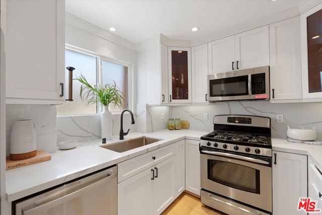 2108 Neilson Way, Santa Monica CA: https://media.crmls.org/mediaz/2e776407-d5fe-47e0-a24b-b57ef2cbc6bd.jpg