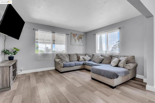 2350 W Shell Ave, Martinez CA: https://media.crmls.org/mediaz/2e783ae7-ea7c-46d4-9819-08a86af5f93d.jpg