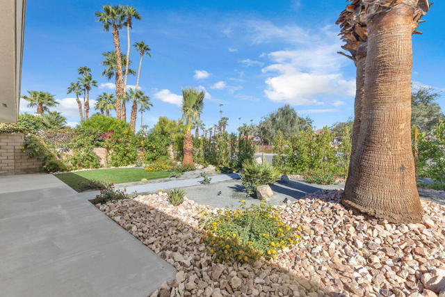 44635 San Carlos Avenue, Palm Desert CA: https://media.crmls.org/mediaz/2e78abd1-d149-40c9-87b2-b6aa9fd36acd.jpg