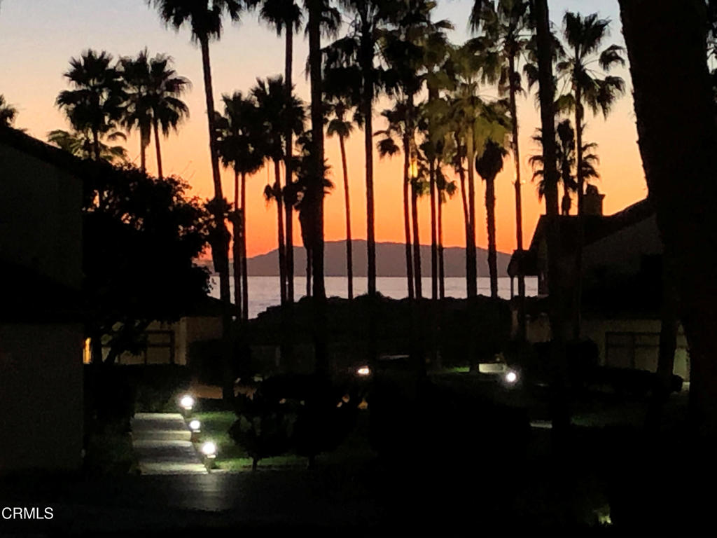 https://media.crmls.org/mediaz/2e79b56a-d057-46bb-98c1-8815345f0cae.jpg?preset=X-Large