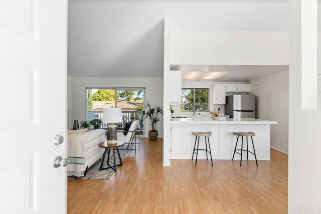 Detail Gallery Image 2 of 42 For 1330 Palomar Pl #7,  Vista,  CA 92084 - 3 Beds | 2 Baths