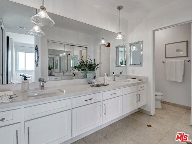 18111 Coastline Drive, Malibu CA: https://media.crmls.org/mediaz/2e7af5a2-5215-4feb-be98-719e0bb46b8f.jpg