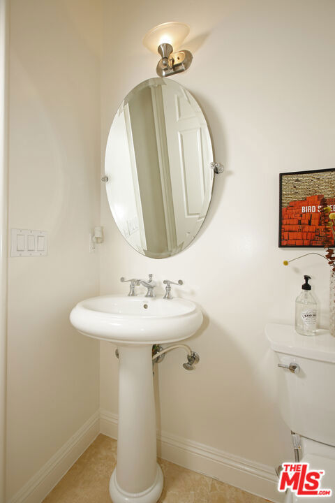 143 N Arnaz Drive, Beverly Hills CA: https://media.crmls.org/mediaz/2e7c0d56-0ccf-4909-b685-bc6955fe9c4a.jpg